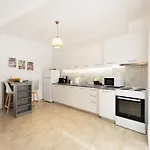 Modern 2br In Old Town, Near Byzantine Walls 公寓