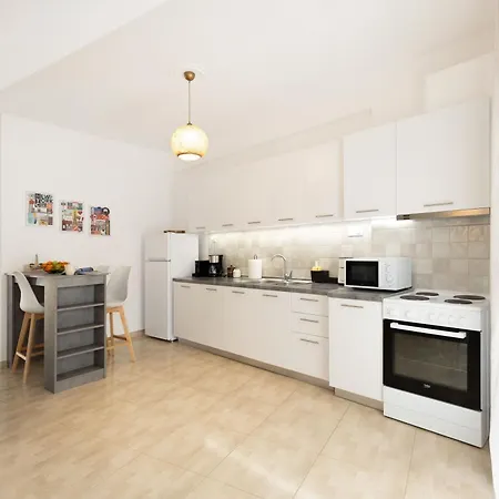 Modern 2br In Poli Near Center شقة