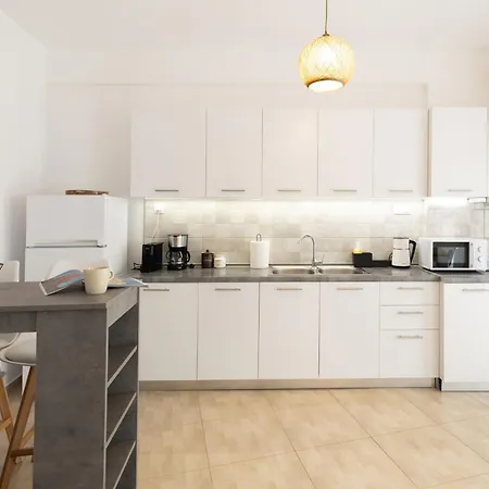 شقة Modern 2br In Poli Near Center
